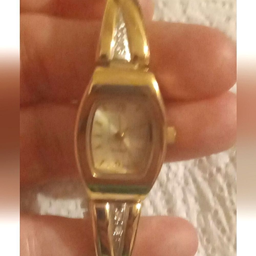 Women's Quartz Watch. Needs Battery. goldtone VINTAGE w/clear stones